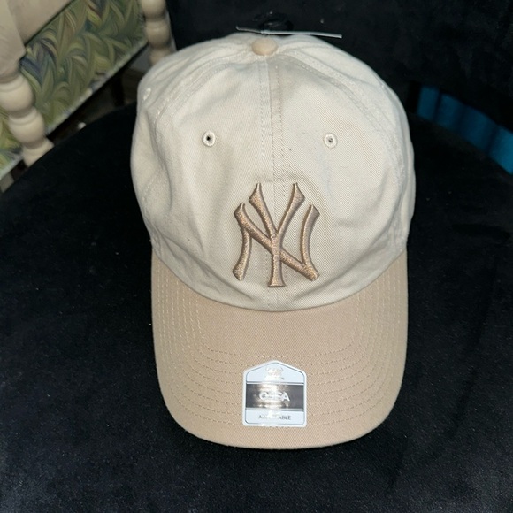 New York Yankees embroidered logo cap in neutral color - Picture 3 of 6